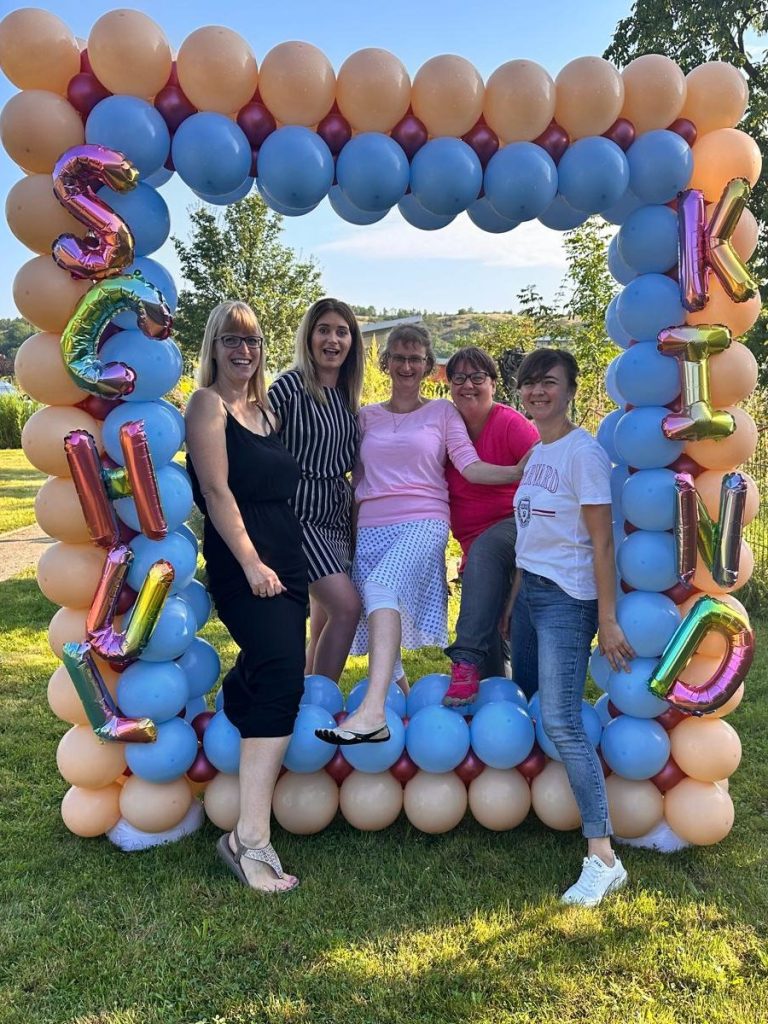 Fünf Personen in einem Luftballon Rahmen